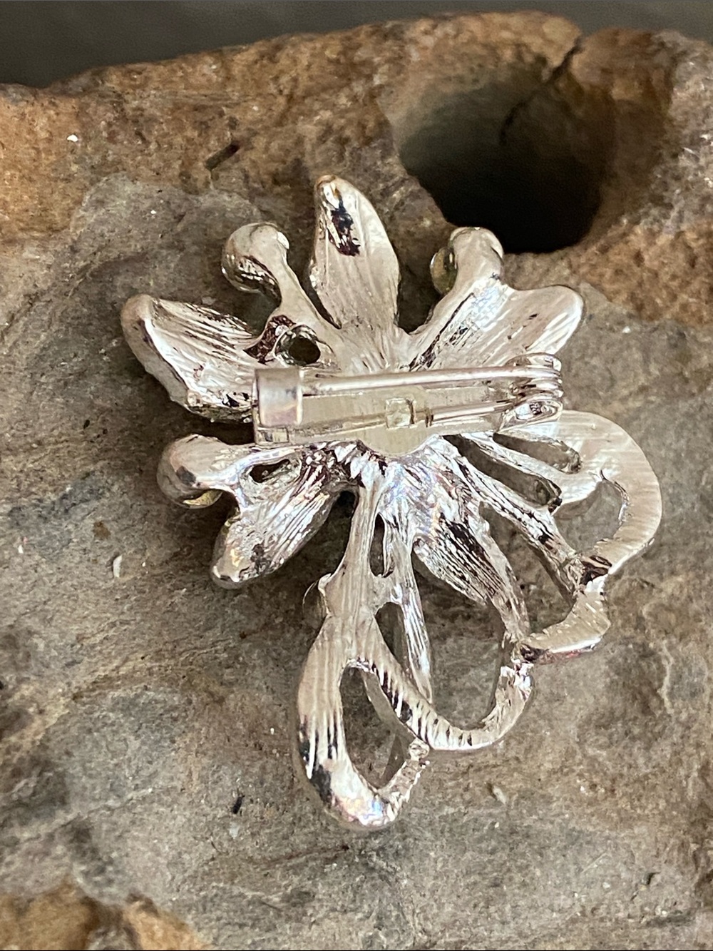 5/$10❤️❤️❤️ Silver Tone Zinc Alloy Crystal Flower Broach - Picture 4 of 6
